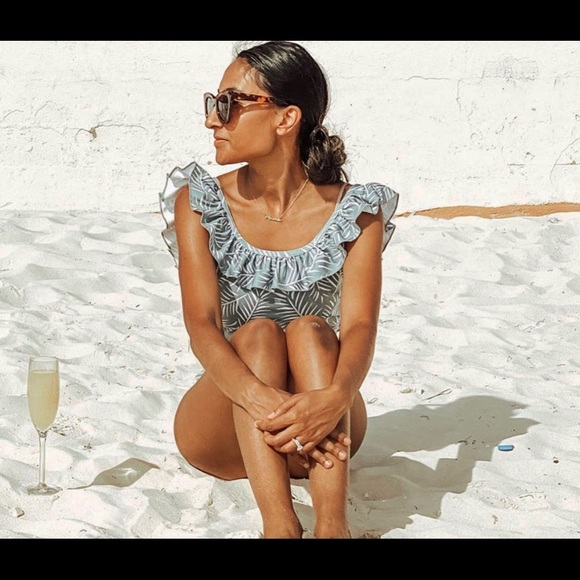 Imagine Perry Women’s Ruffle One Piece bathing suit size medium, colour meadow - Picture 2 of 4